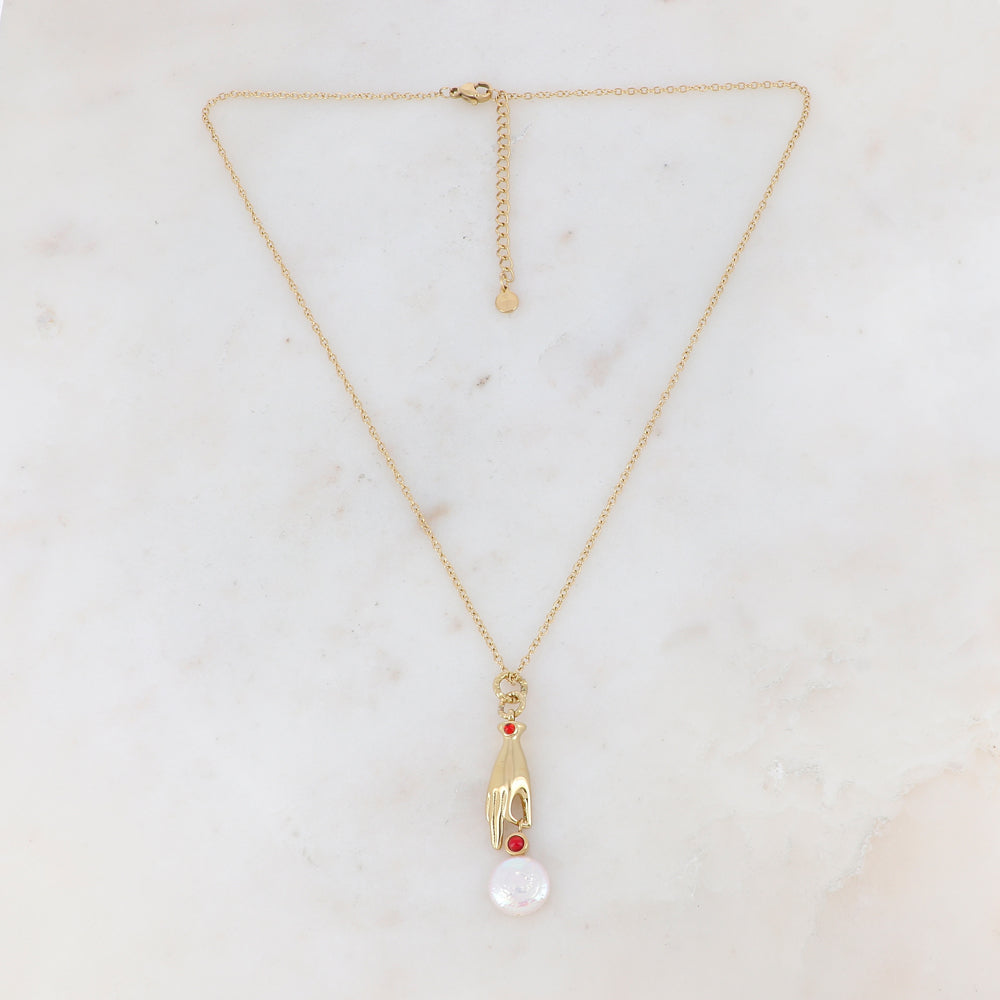 Collier doré composé d'un pendentif main embelli d'un strass rouge, d'une pierre rouge et d'une perle d'eau douce 45+5 cm