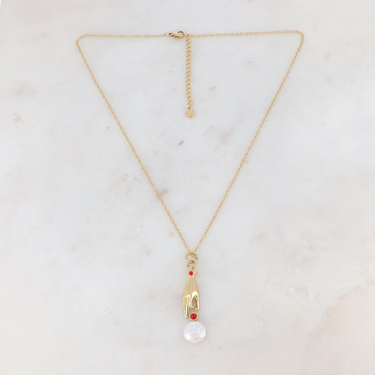 Collier doré composé d'un pendentif main embelli d'un strass rouge, d'une pierre rouge et d'une perle d'eau douce 45+5 cm