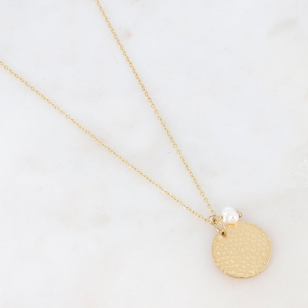 Collier doré composé d'un pendentif martelé et d'une perle d'eau douce 39+5 cm
