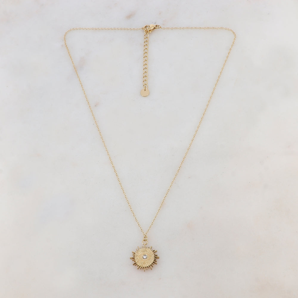 Collier doré composé d'un pendentif ajouré de façon soleil avec œil et strass blanc 41+5 cm