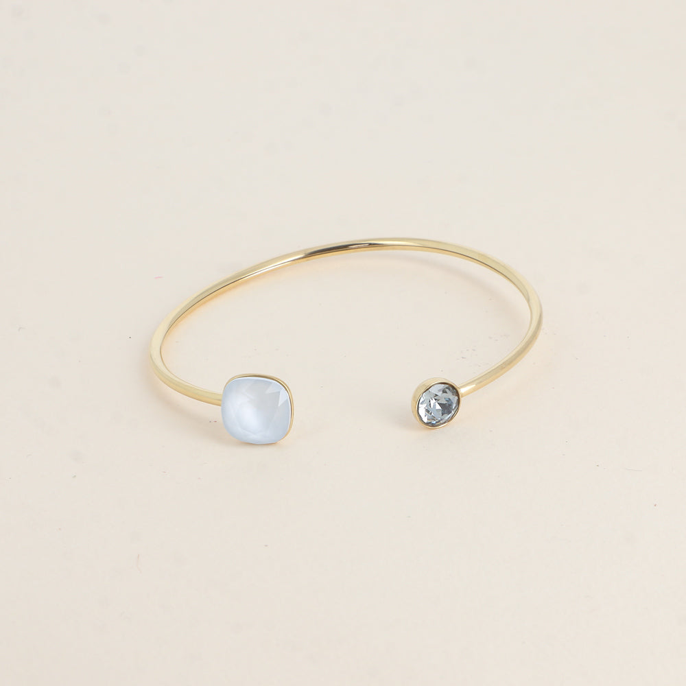 Jonc orné de cristaux de Swarovski® 10 mm et SS29 - Hauteur du jonc: 11 mm - Dimension du cristal 1: 10x10 mm - Diamètre du cristal 2: 7 mm - Powder blue et Indian sapphire