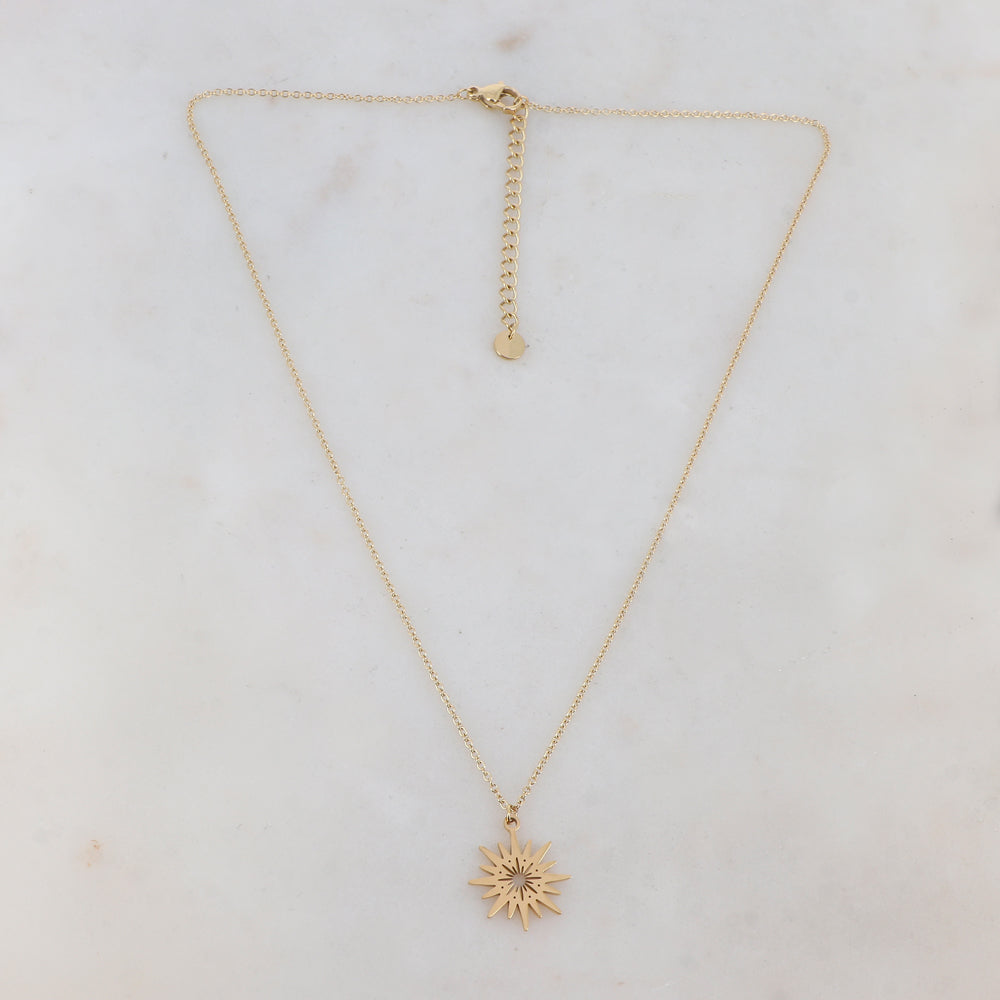 Collier doré composé d'un pendentif étoile ajouré 41+5 cm