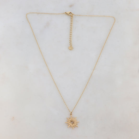 Collier doré composé d'un pendentif étoile ajouré 41+5 cm