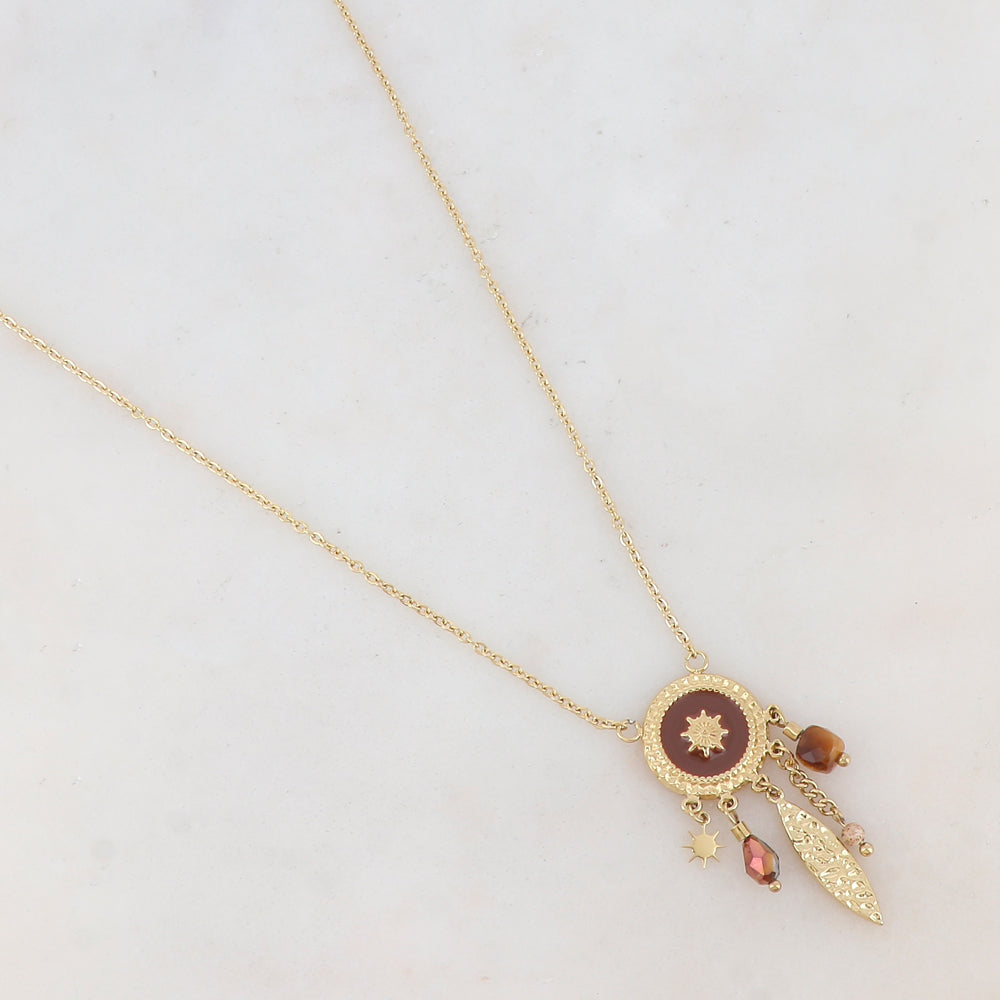 Collier doré avec pièce ronde émaillée marron, pampilles géométrique et soleil, chaîne, pierre œil de tigre et pâte de verre marron 40,5+5 cm