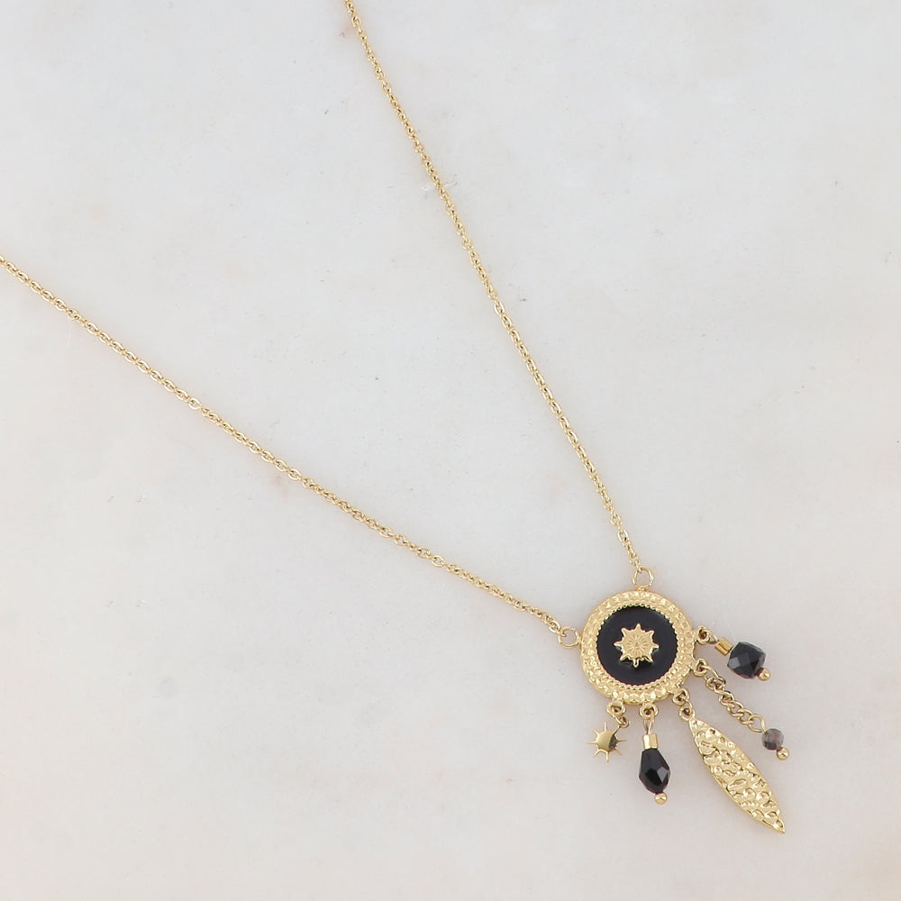 Collier doré avec pièce ronde émaillée noire, pampilles géométrique et soleil, chaîne, pierre onyx et pâte de verre noire 40,5+5 cm