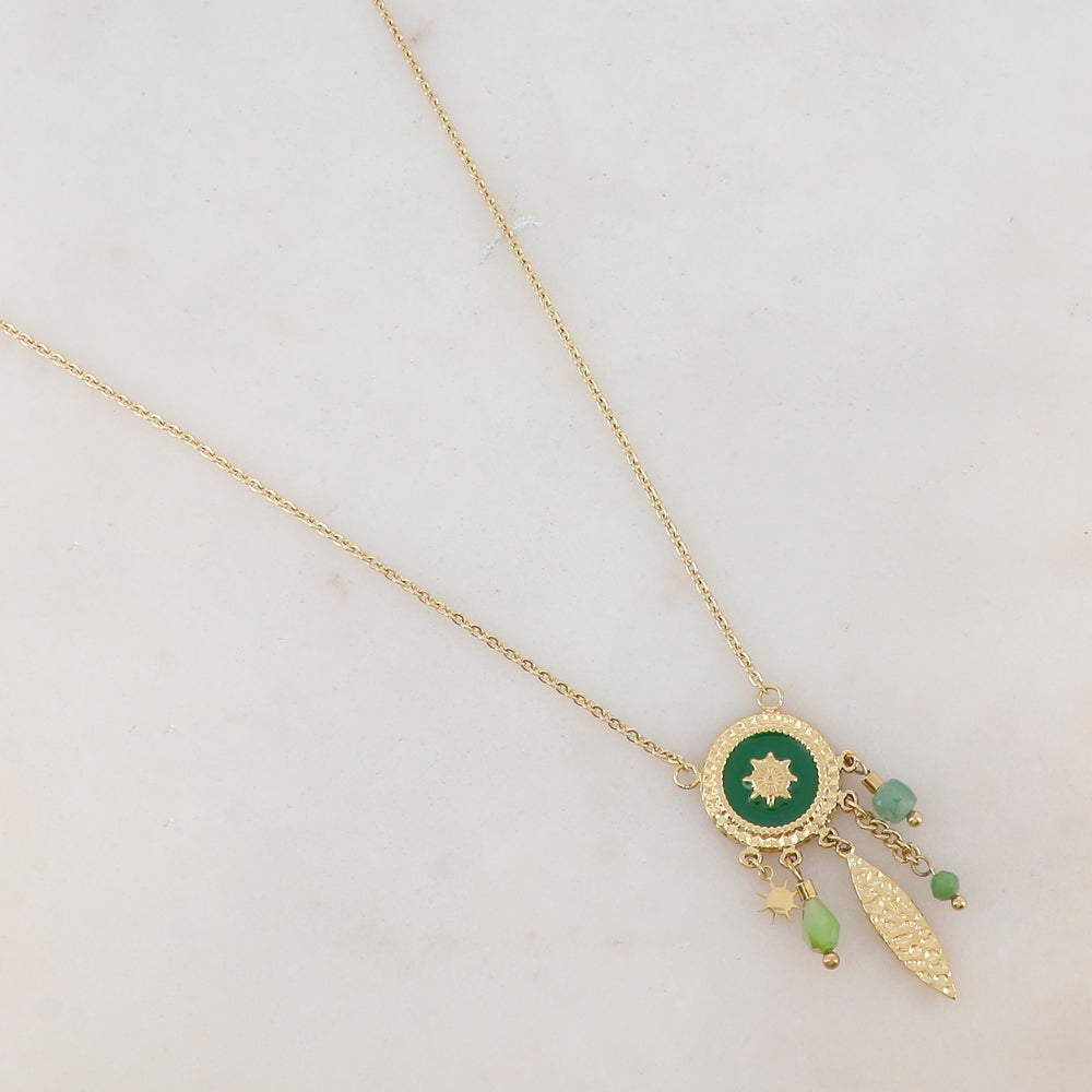 Collier doré avec pièce ronde émaillée verte, pampilles géométrique et soleil, chaîne et pâte de verre verte 40,5+5 cm