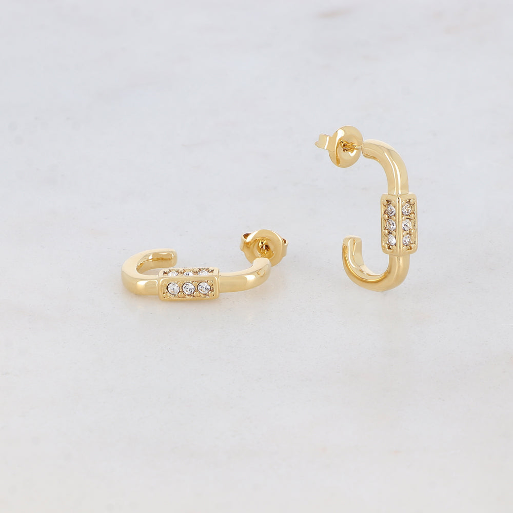 Créoles à puce rectangulaires avec 6 strass 1,3 cm x 2,1 cm.