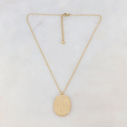 Collier doré composé d'un pendentif ovale avec motif graphique 40+5 cm