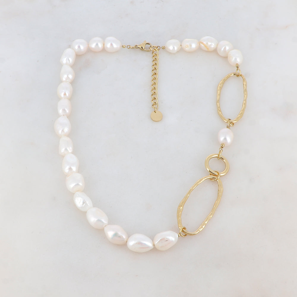 Collier doré composé de 2 anneaux ovales martelés, d'1 anneau rond lisse et de perles d'eau douce 42+7 cm