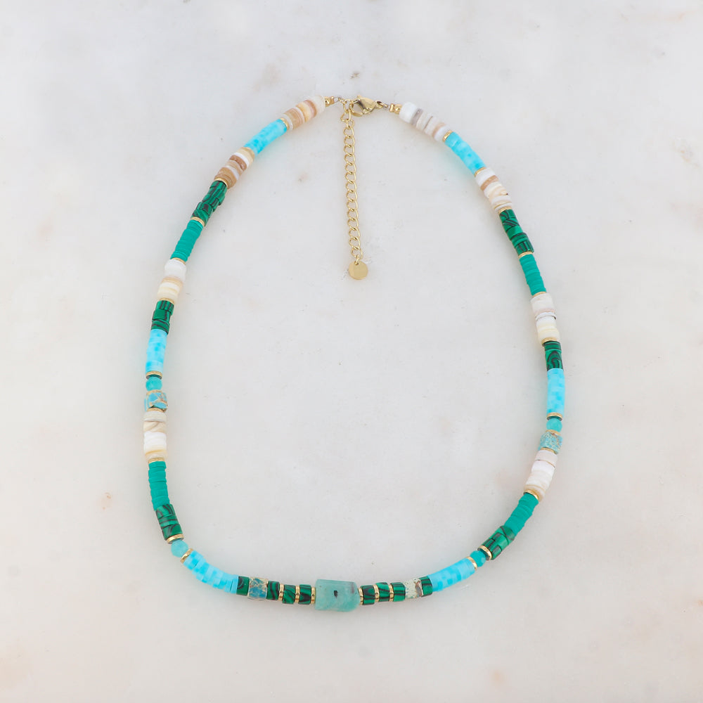 Collier doré composé de coquillages beiges, de perles heishi bleues ciel et vertes et de pierres vertes claires et malachites 38+5 cm