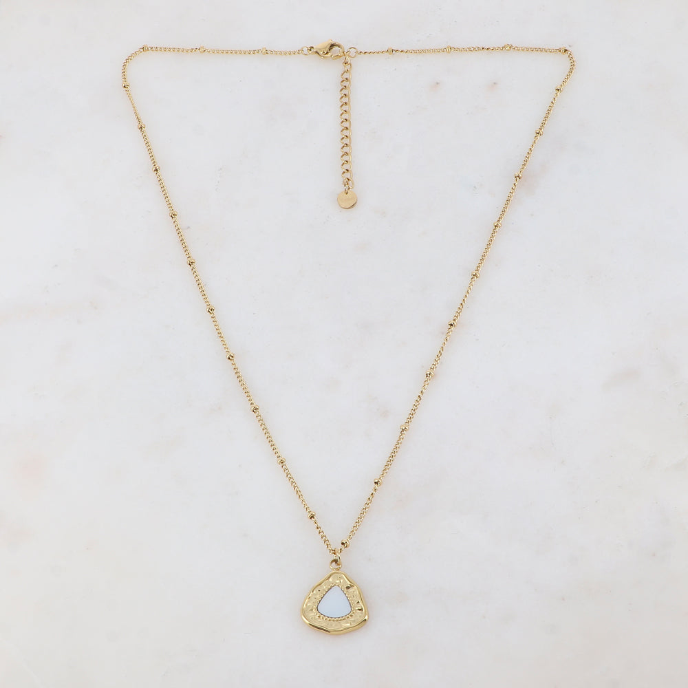 Collier doré avec petites boules, pendentif en forme géométrique et nacre blanche 45+5 cm