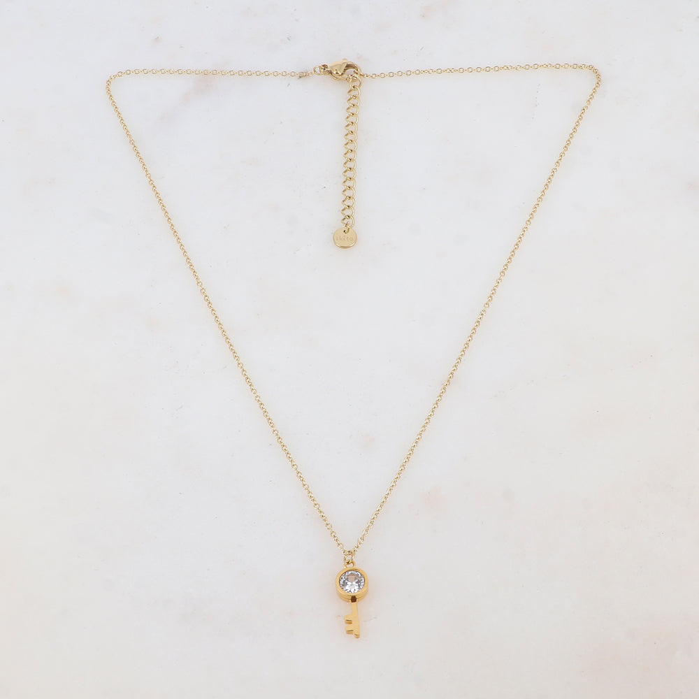 Collier doré avec pendentif clé et oxyde de zirconium blanc 40+5 cm.