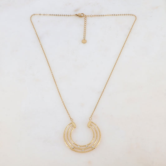 Collier doré avec pièce géométrique ajourée et 5 strass blancs 45+5 cm