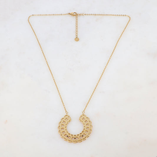 Collier doré avec pièce graphique ajourée et 3 strass noirs 45+5 cm