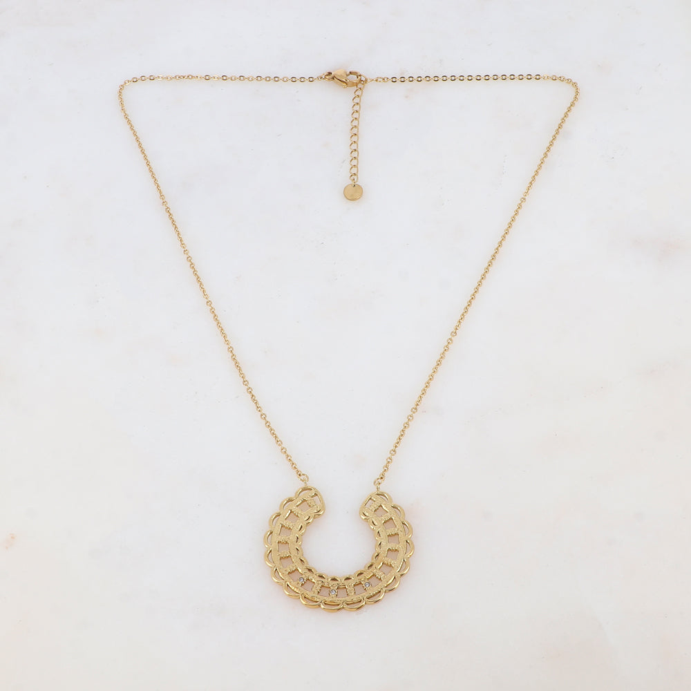 Collier doré avec pièce graphique ajourée et 3 strass blancs 45+5 cm