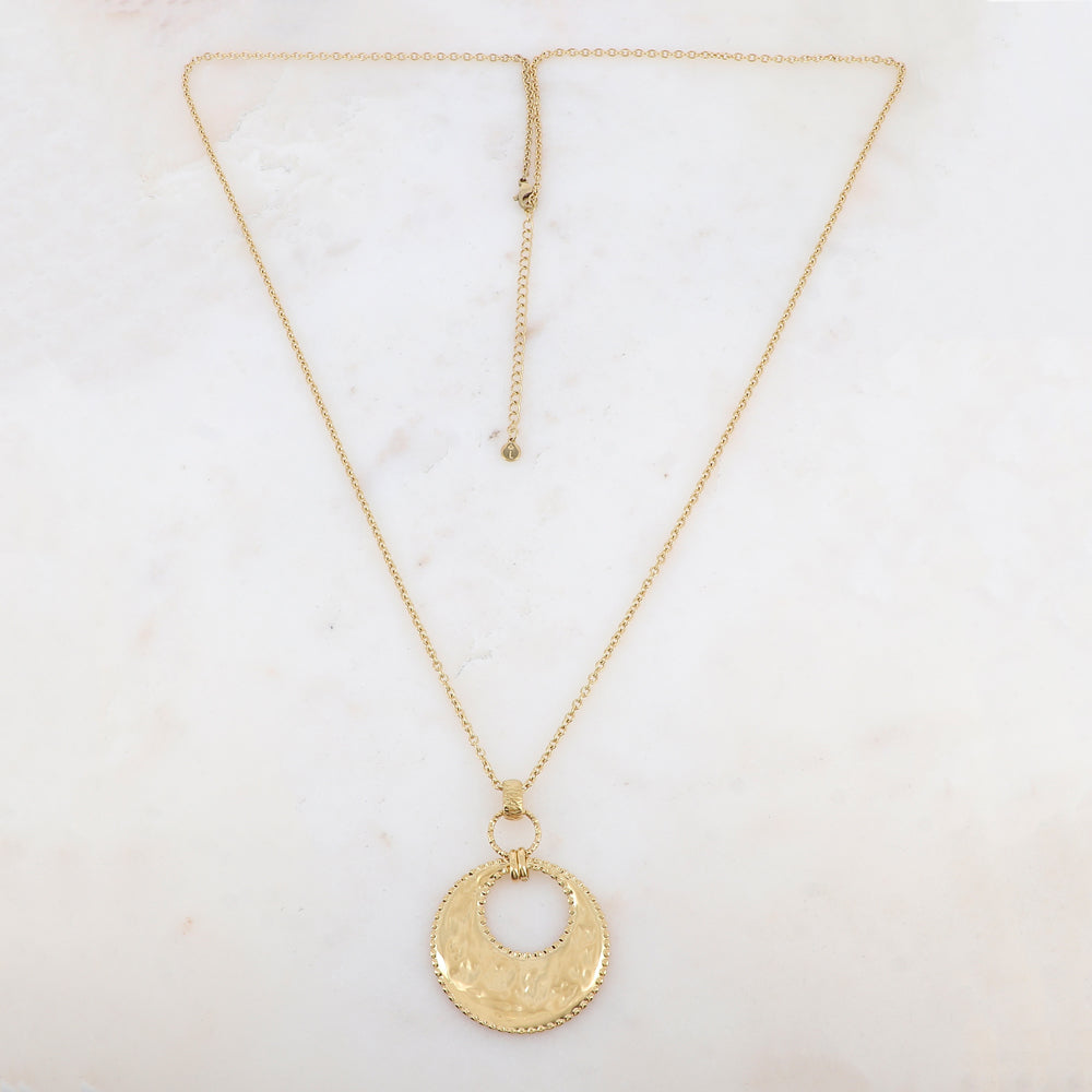 Sautoir doré avec pendentif rond ajouré et martelé 80+7 cm