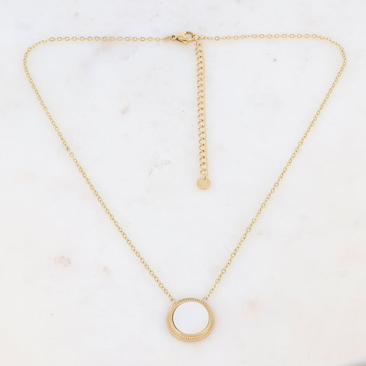 Collier doré avec une pampille ronde ornée d'une nacre blanche 39+7 cm
