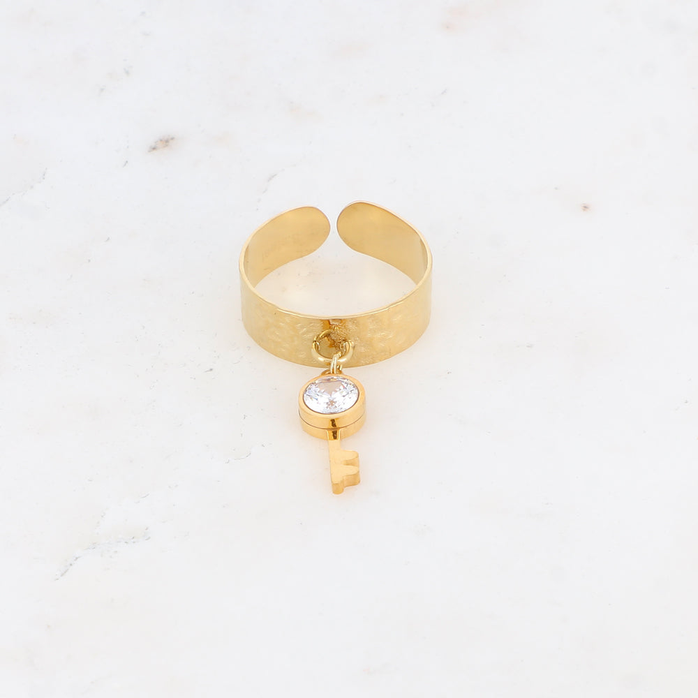 Bague martelée avec pampille clé et strass