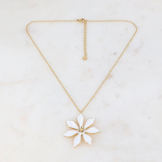 Collier doré avec une fleur émaillée blanche 40+5 cm