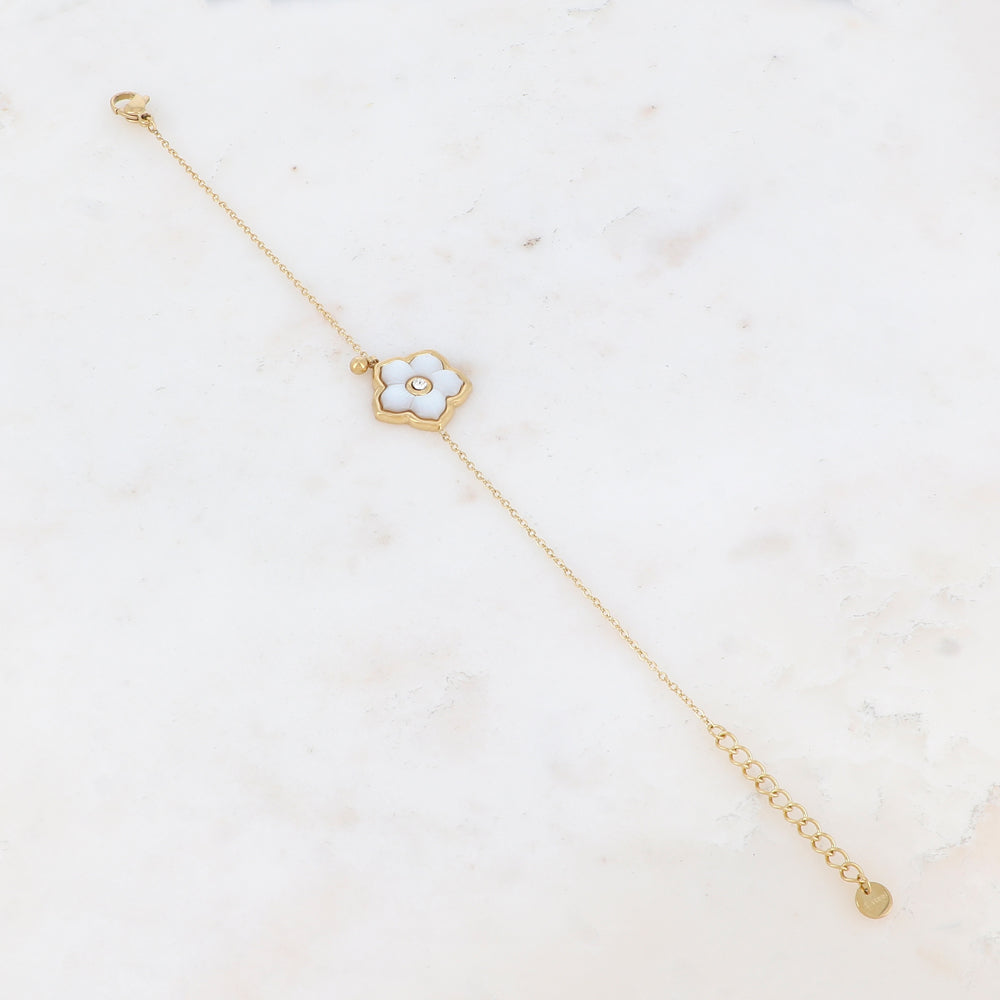 Bracelet avec une fleur nacrée et strassé