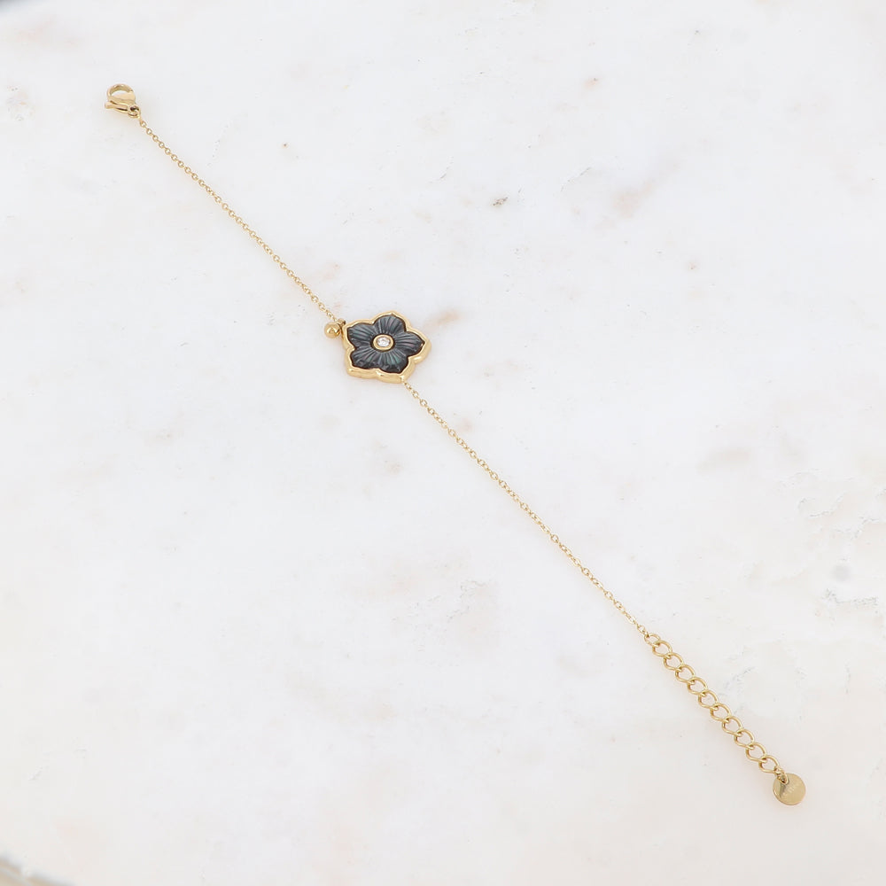 Bracelet avec une fleur nacrée et strassé