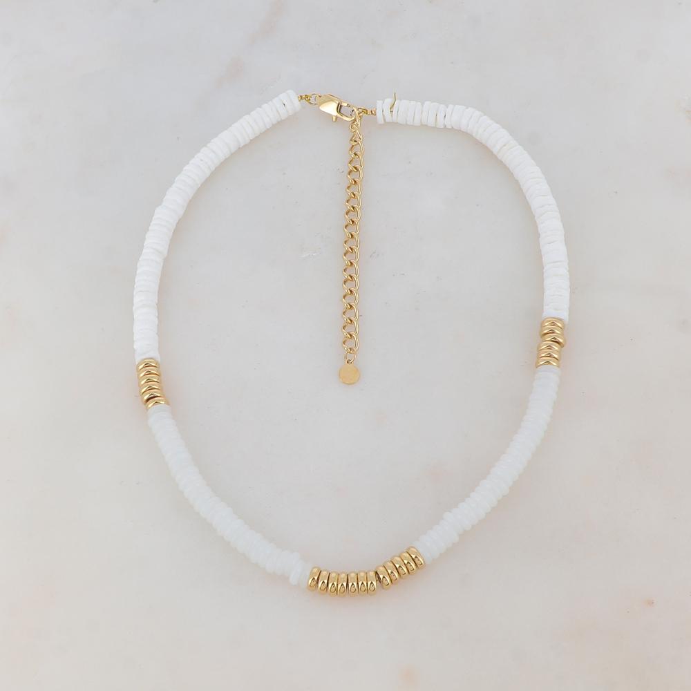 Collier doré avec des perles en pierre blanche et des coquillages blancs 37+7 cm