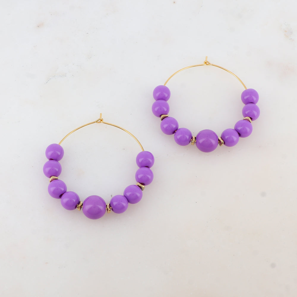 Créoles avec 9 perles en résine Diamètre : 4,5 cm.