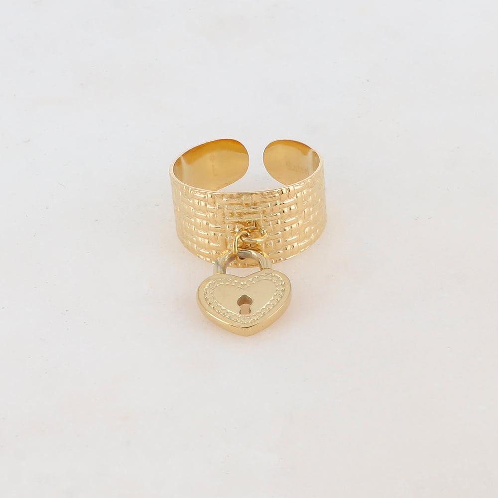 Bague motif graphique avec pampille coeur style cadenas