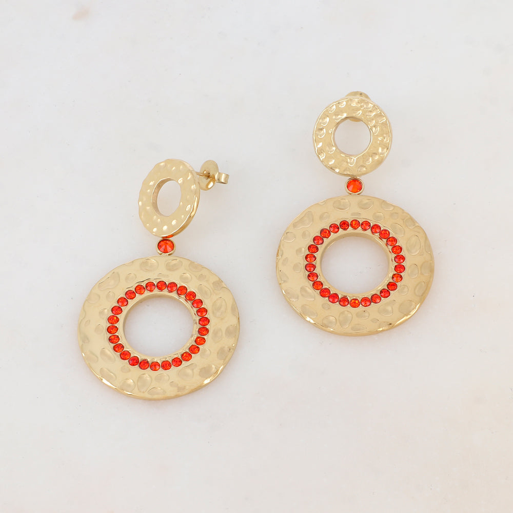 B.O à puce avec 2 anneaux martelés, strass Diamètre anneau 1 : 1,5 cm, diamètre anneau 2 : 2,95 cm.