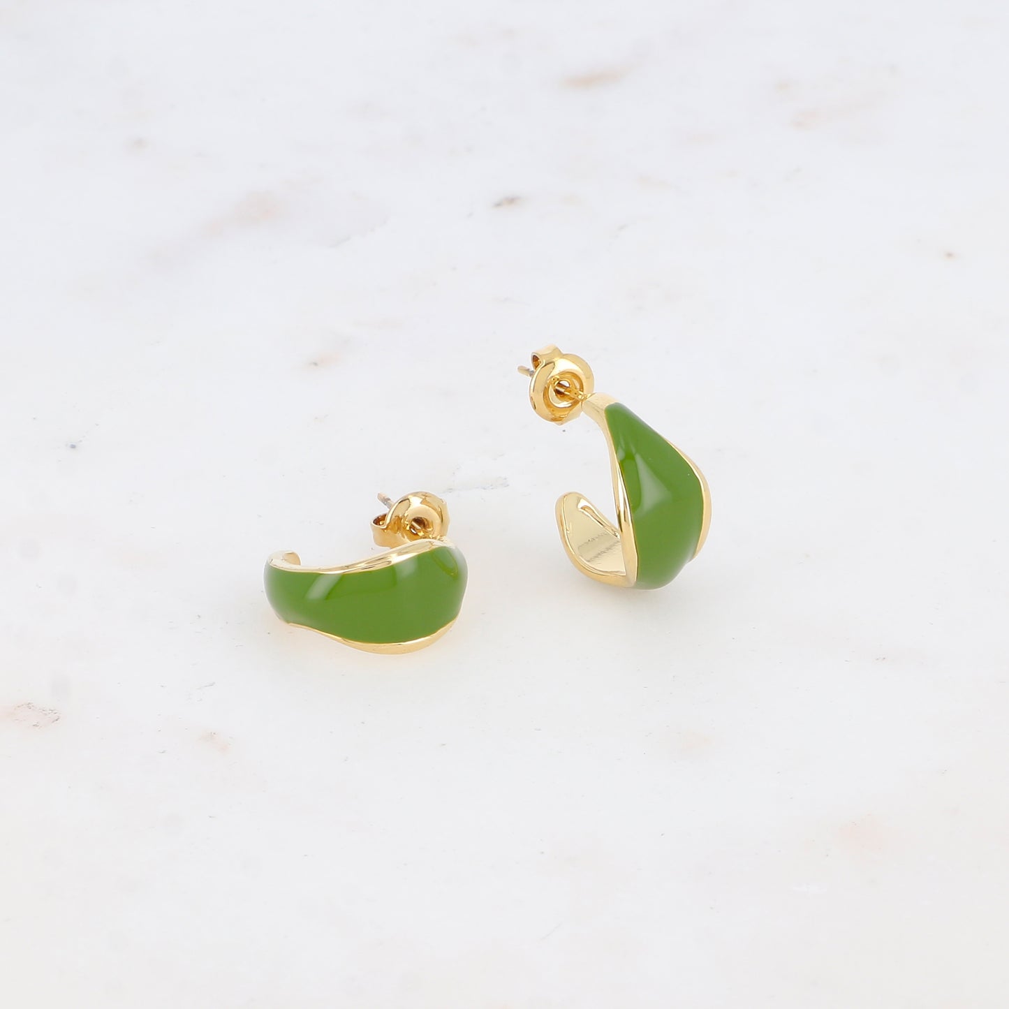 Créoles à puce avec émail 1,7 cm.