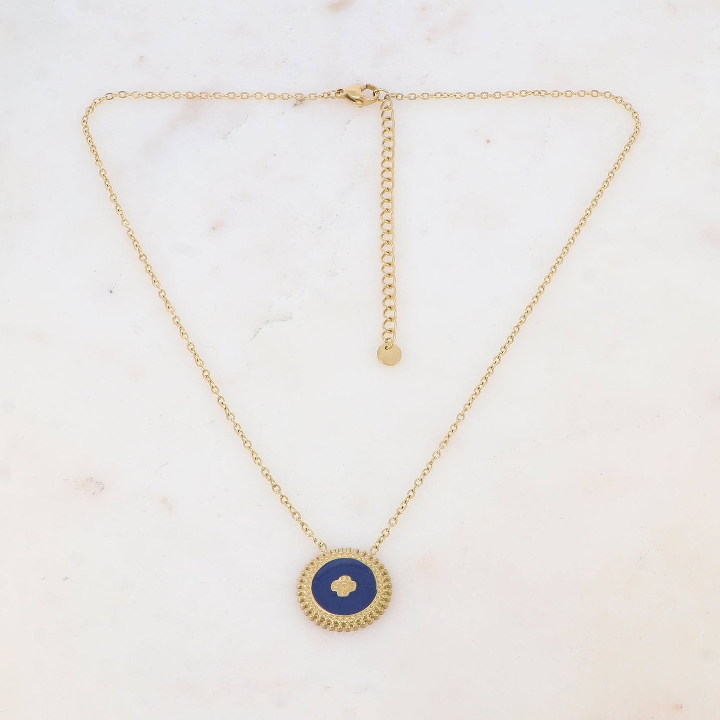 Collier composé d'un pendentif rond émaillé bleu avec une fleur gravée 39+7 cm
