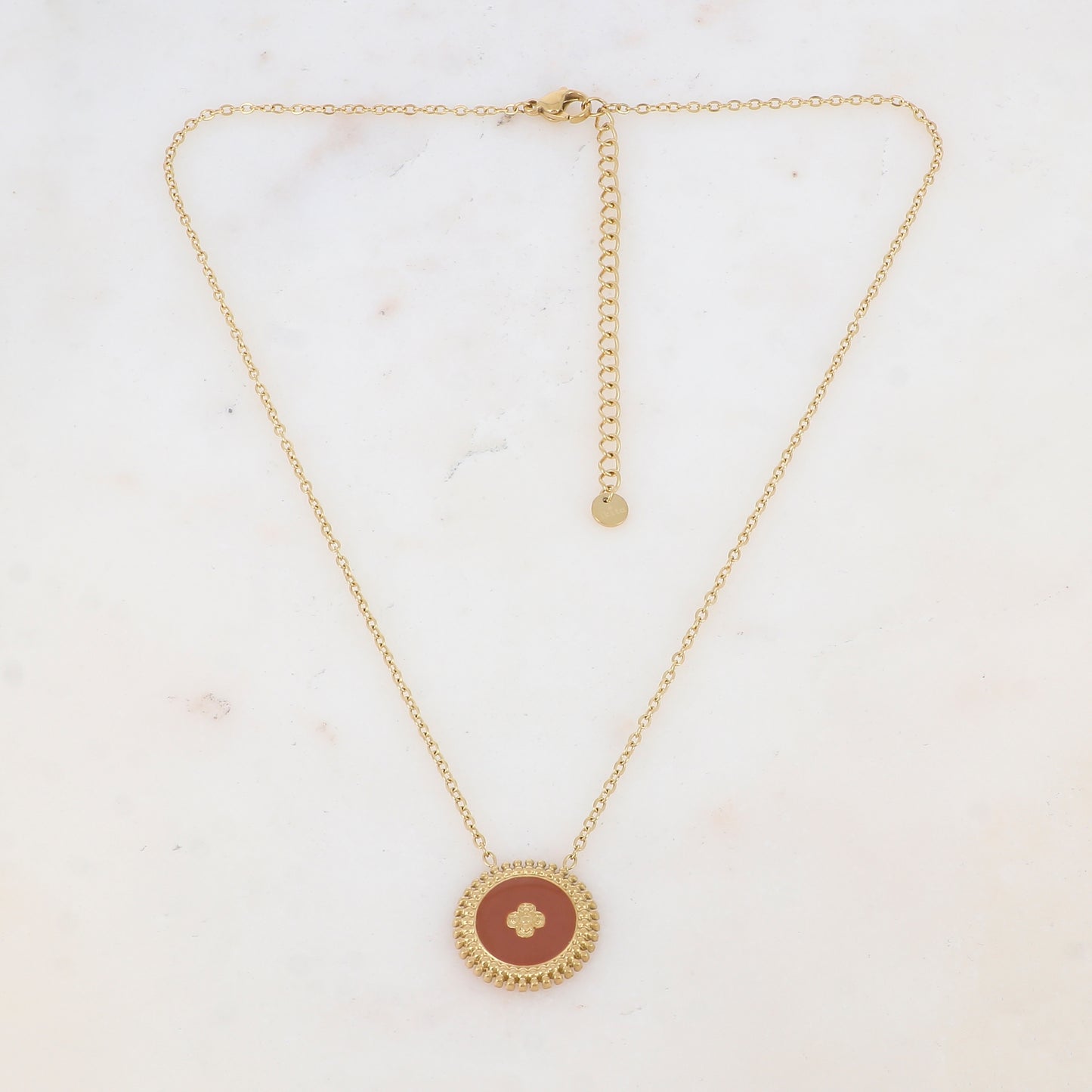 Collier composé d'un pendentif rond émaillé marron avec une fleur gravée 39+7 cm