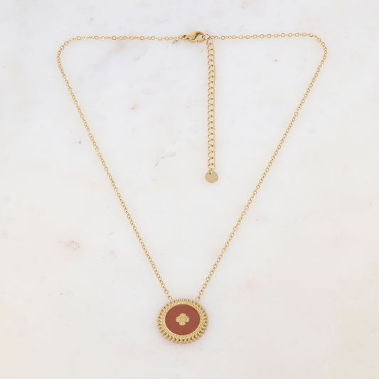 Collier composé d'un pendentif rond émaillé marron avec une fleur gravée 39+7 cm