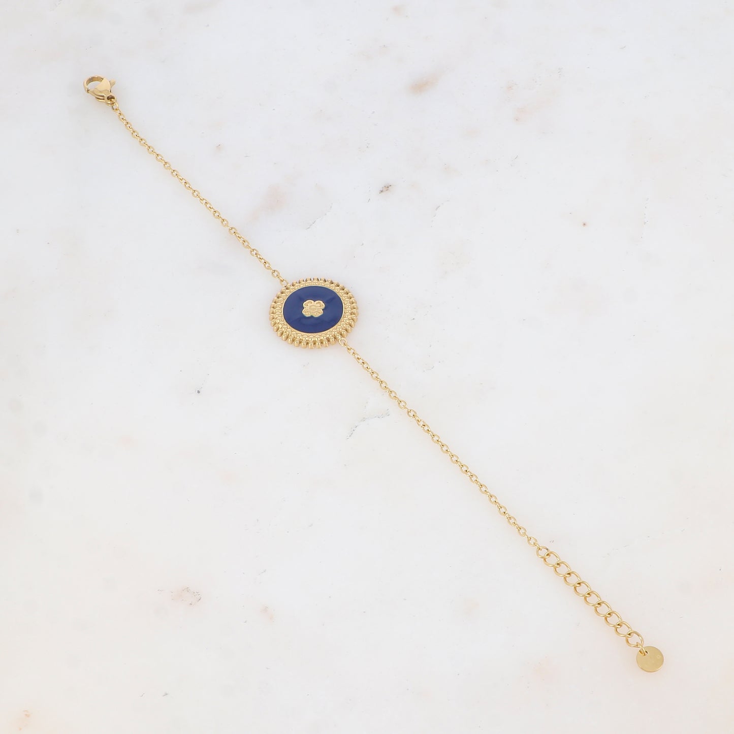 Bracelet avec pièce ronde émaillée, fleur gravée