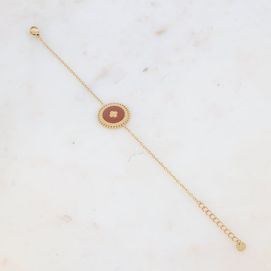 Bracelet avec pièce ronde émaillée, fleur gravée
