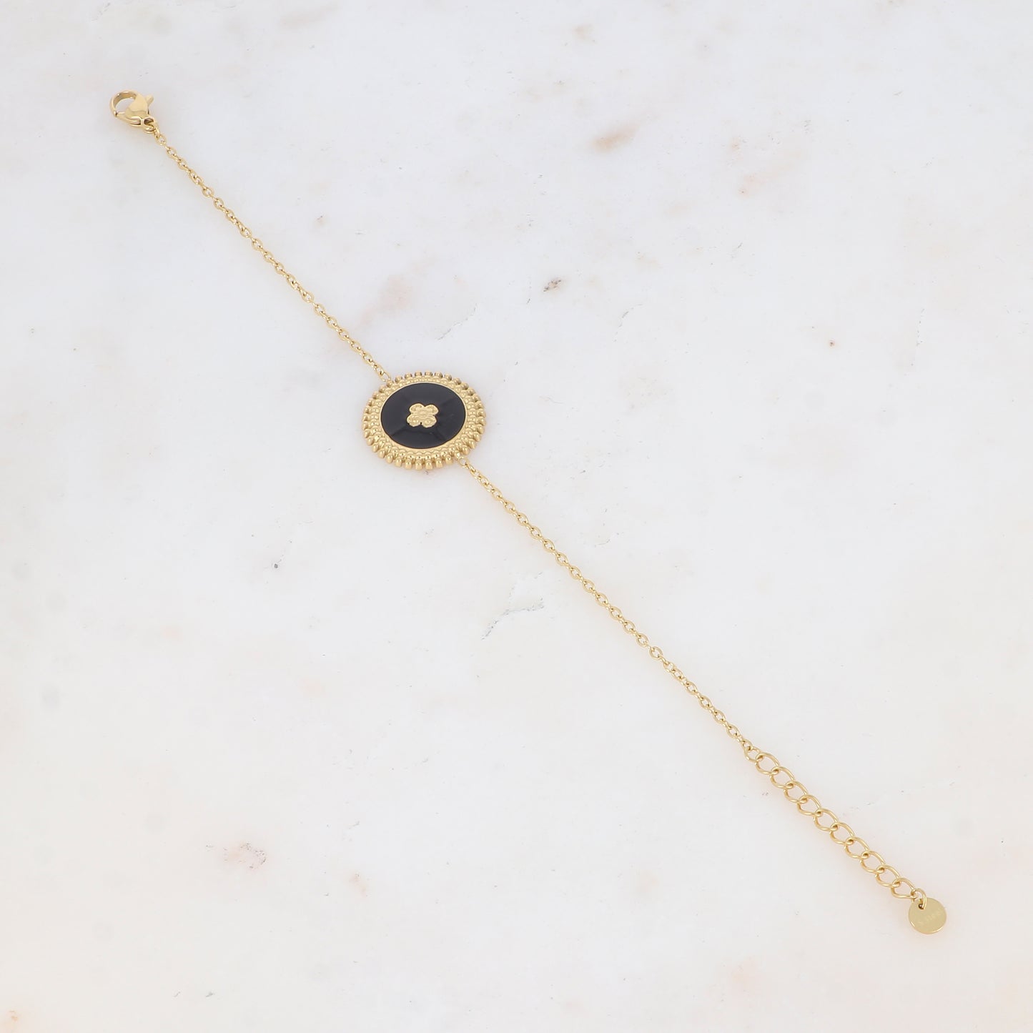 Bracelet avec pièce ronde émaillée, fleur gravée