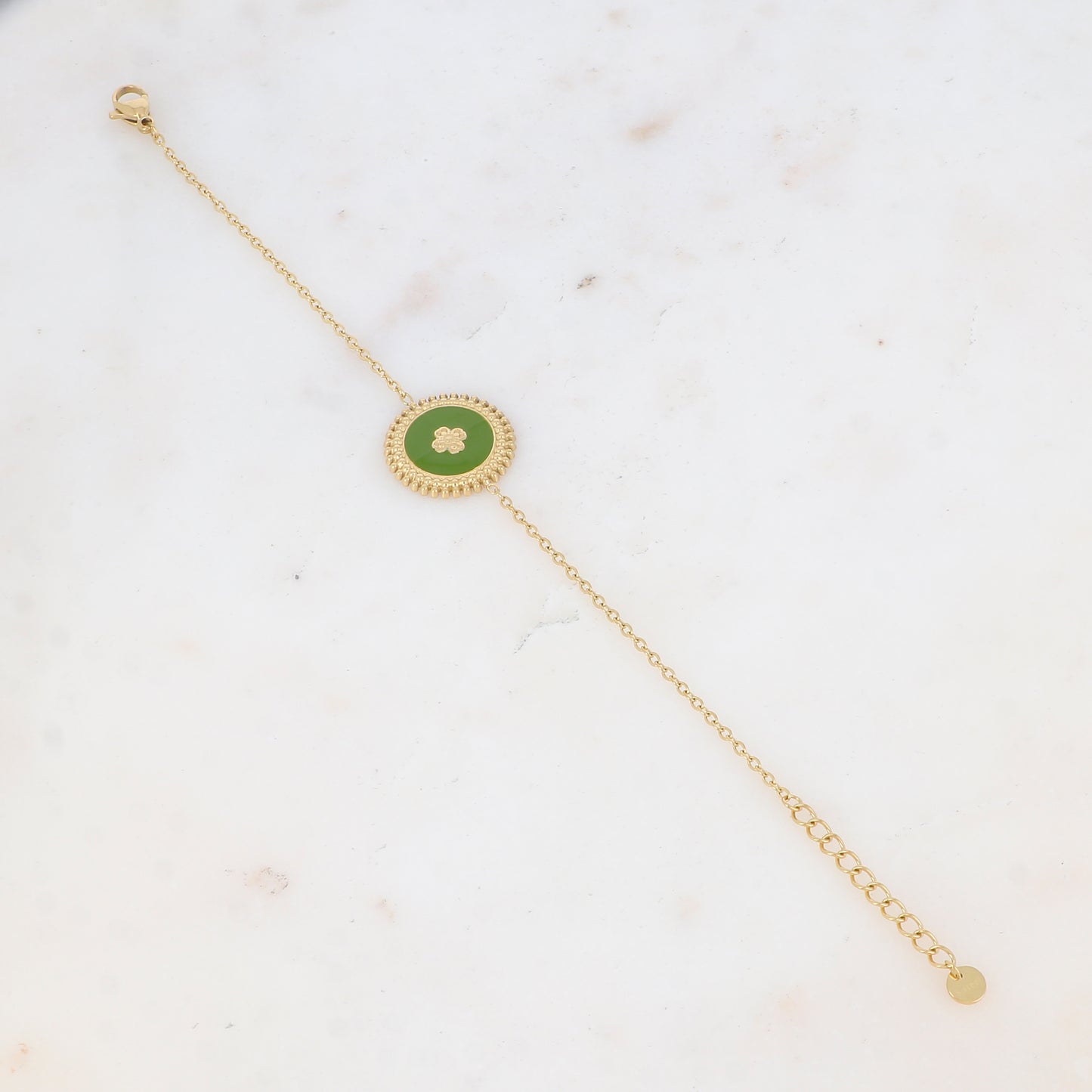 Bracelet avec pièce ronde émaillée, fleur gravée