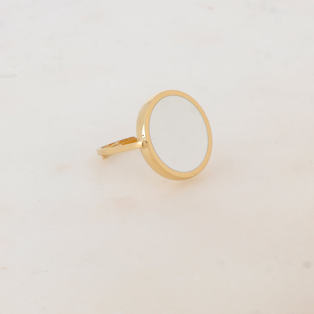 Bague fine avec pièce ronde émaillée