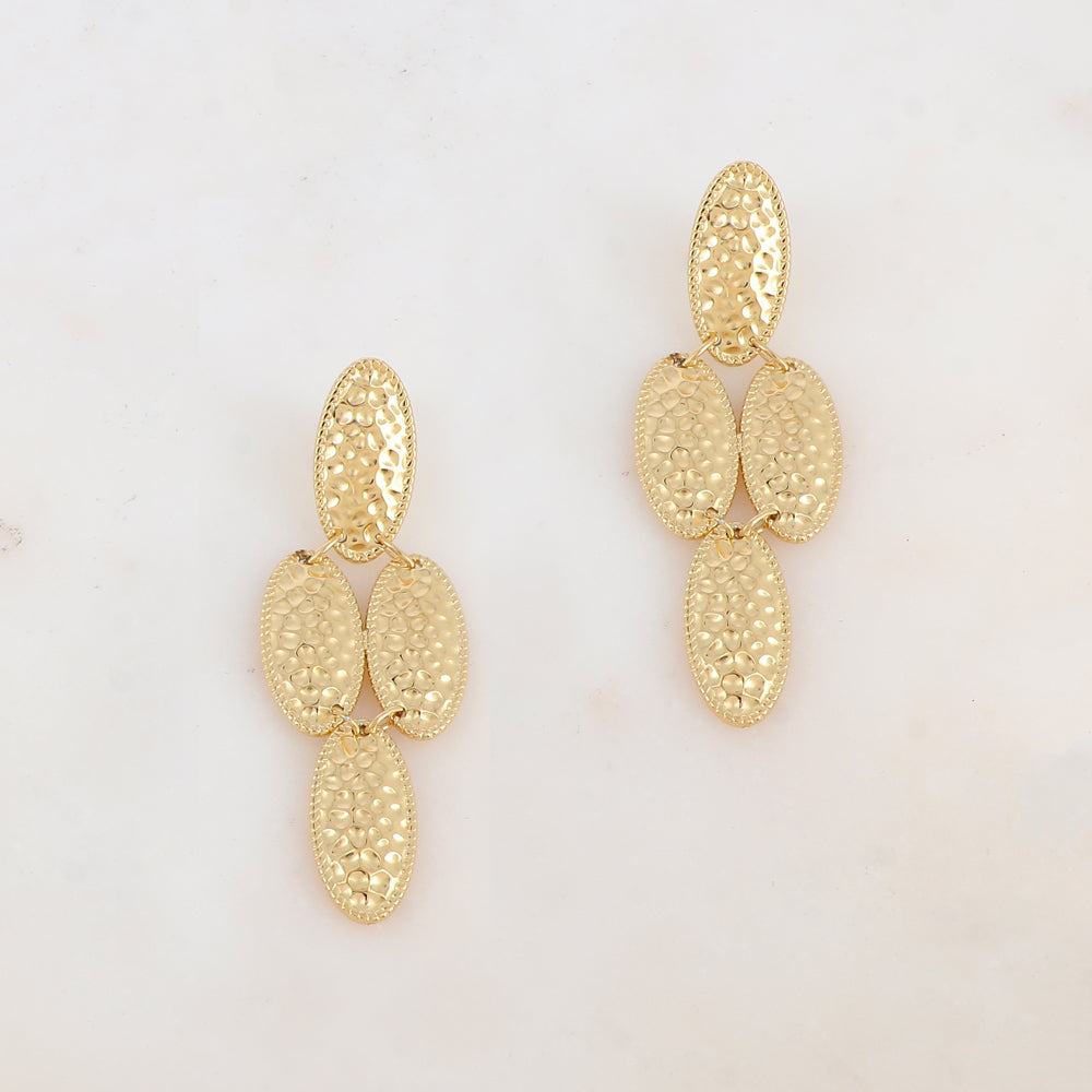 B.O à puce pendantes avec 4 pièces ovales martelées 2,4 x 6,9 cm.