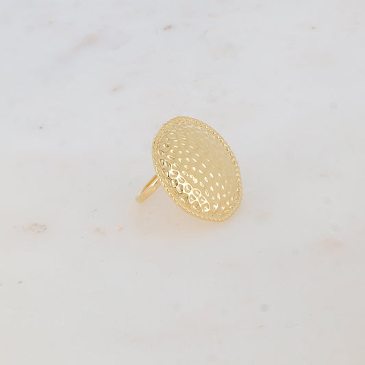 Bague fine avec pièce ronde martelée