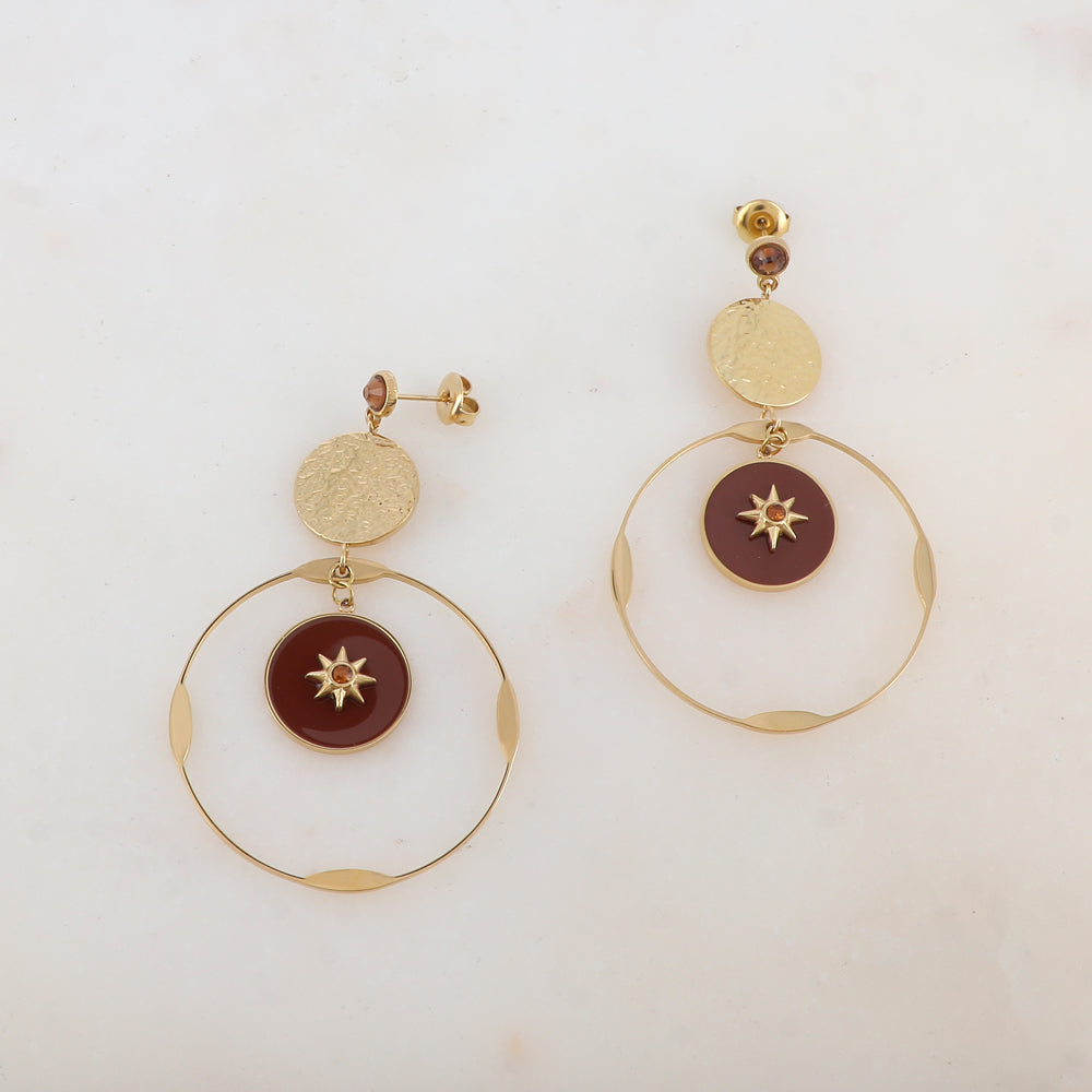 B.O à puce avec pièce ronde martelée, anneau, pièce ronde émaillée, étoile et strass 3,7 x 6,2 cm