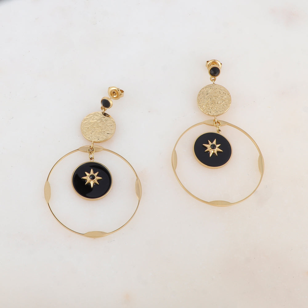 B.O à puce avec pièce ronde martelée, anneau, pièce ronde émaillée, étoile et strass 3,7 x 6,2 cm