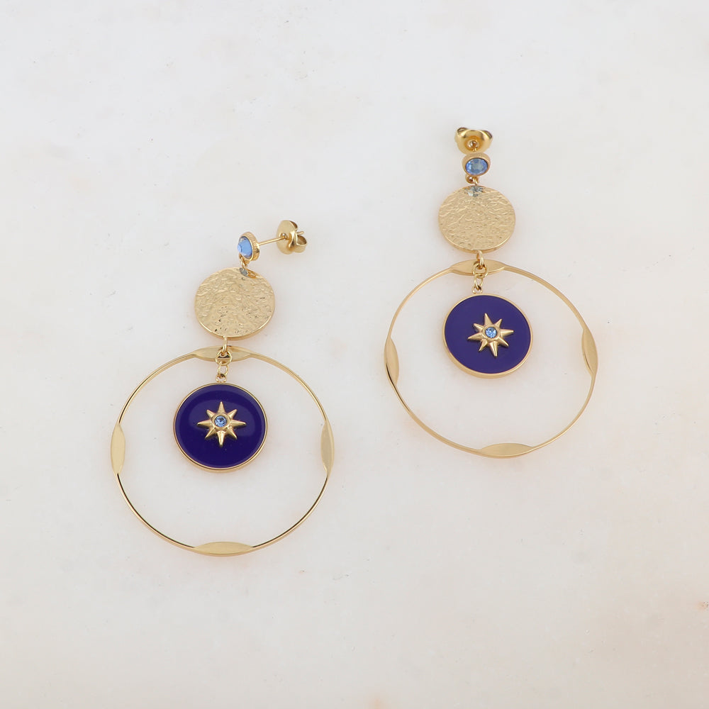 B.O à puce avec pièce ronde martelée, anneau, pièce ronde émaillée, étoile et strass 3,7 x 6,2 cm