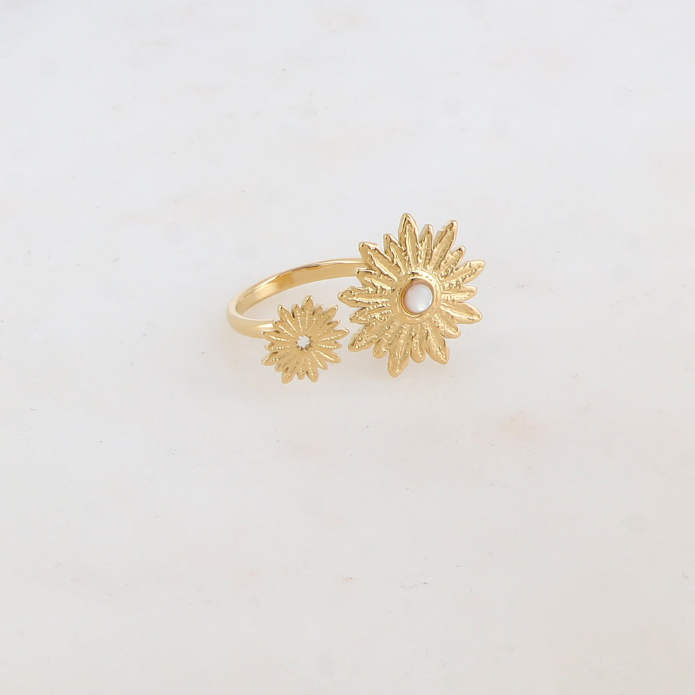 Bague embellie de 2 fleurs et pierre naturelle