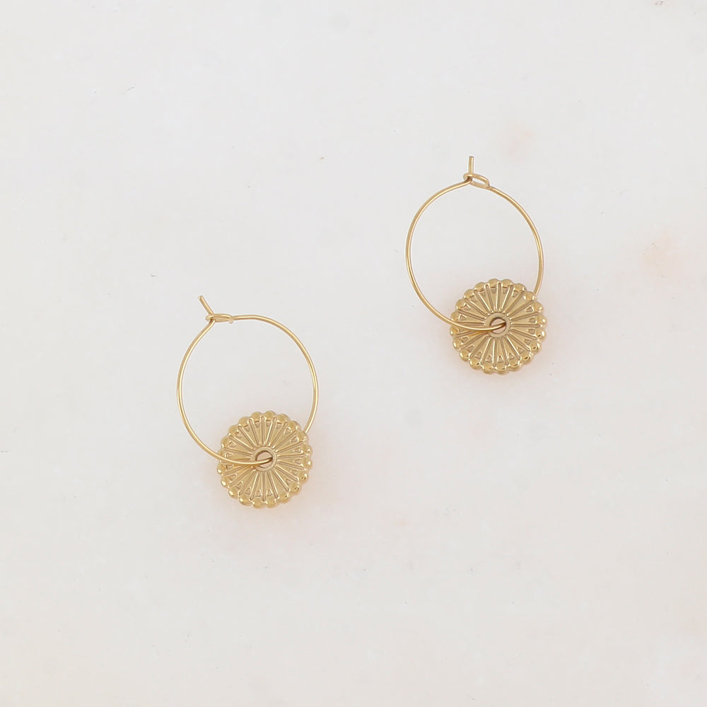 Créoles pendantes avec pampille ronde ajourée et texturée 1,5 x 2 CM.