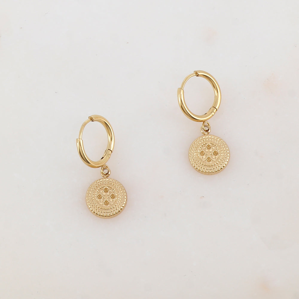 Créoles pendantes avec pampille ronde texturée 1,2 x 2,4 cm.