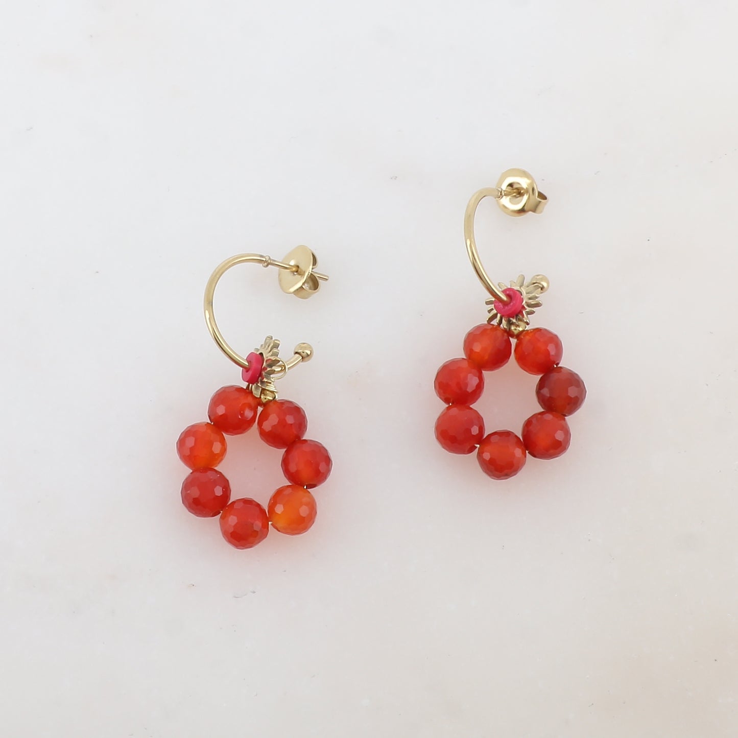 Créoles à puce avec petite rondelle, pampille soleil et pierres naturelles 1,5 x 3,3 cm.