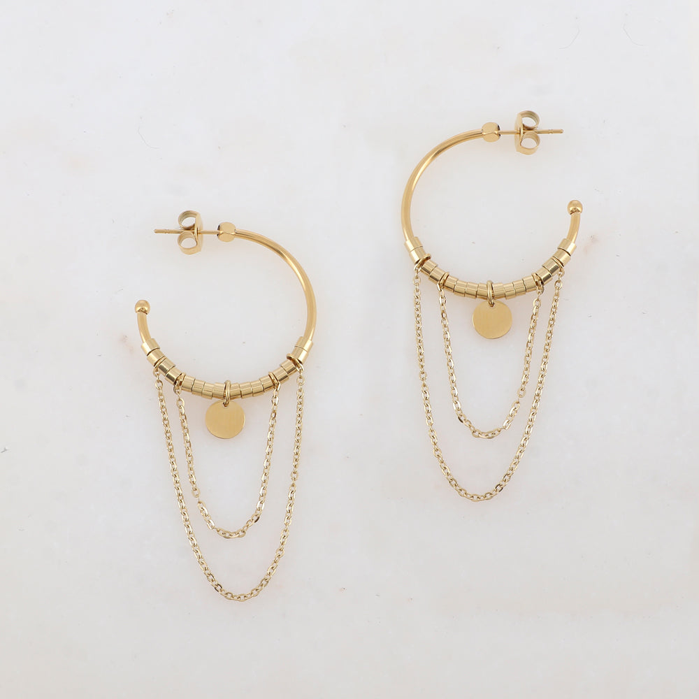 Créoles à puce avec chaînes tombantes, petites rondelles et pampille ronde 2,8 x 6 cm.