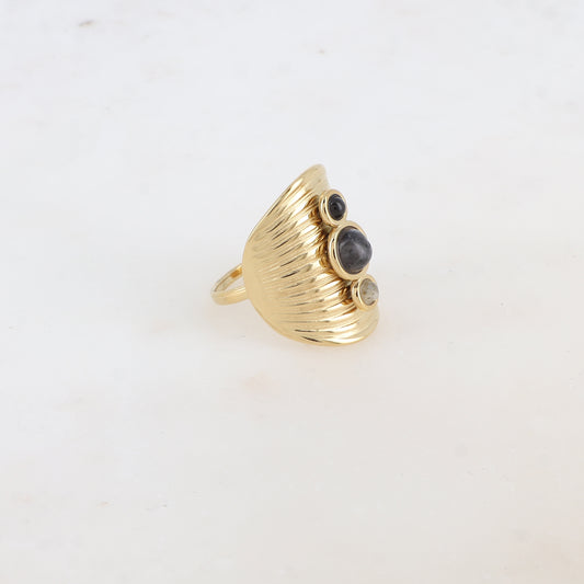 Bague avec rainures et trois pierres naturelles rondes