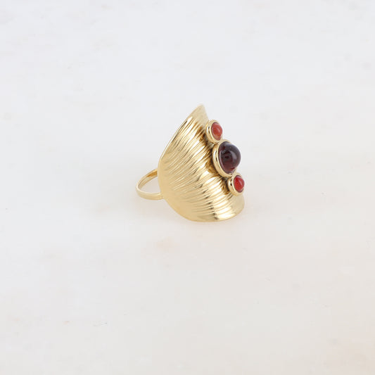 Bague avec rainures et trois pierres naturelles rondes